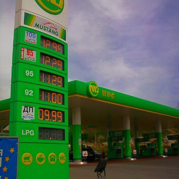 Стела АЗС WOG з рядком LPG і цінами 2012 року