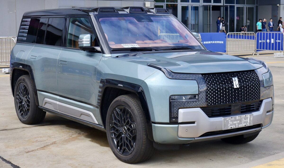 Yangwang U8 L — новий флагман від BYD